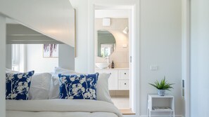 Desk, iron/ironing board, travel cot, free WiFi - Southside Sands, Frankston South (Frankston South)