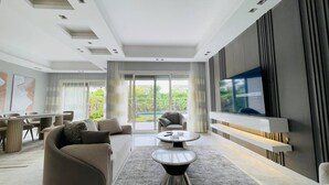 A modern living room with a sofa, coffee table, and TV. - فيلا للايجار اليومي خمس غرف داخل كمبوند بالم هيلز
villa for daily rent (Giza Governorate)