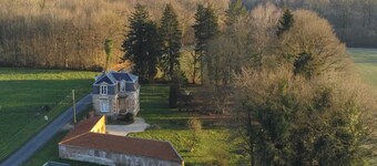 Grange au creux des prés et forêts