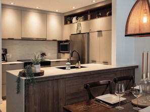 Refrigerador, microondas, horno y parrilla de estufa 