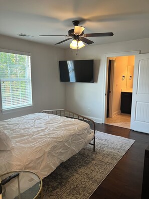 WiFi, bed sheets - 4-bedroom condo with AC in delightful Oxford!  All bedrooms have private baths! (Oxford)
