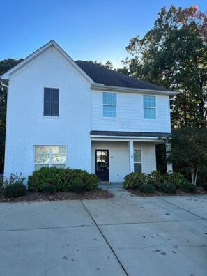 Exterior - 4-bedroom condo with AC in delightful Oxford!  All bedrooms have private baths! (Oxford)