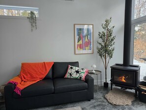 Living area - The Lofti – Cozy, Intimate Cabin with Spa (Sainte-Béatrix)