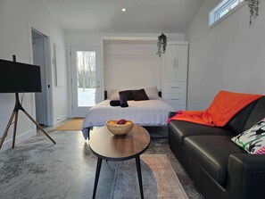 WiFi, bed sheets - The Lofti – Cozy, Intimate Cabin with Spa (Sainte-Béatrix)