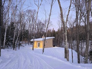 Exterior - The Lofti – Cozy, Intimate Cabin with Spa (Sainte-Béatrix)