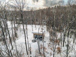 Exterior - The Lofti – Cozy, Intimate Cabin with Spa (Sainte-Béatrix)