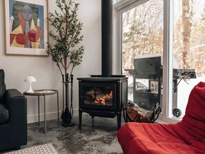 Interior - The Lofti – Cozy, Intimate Cabin with Spa (Sainte-Béatrix)