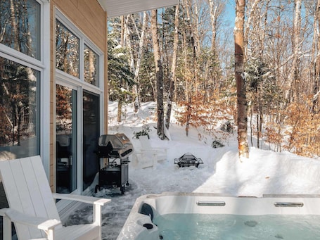Outdoor spa tub. Lofti - Relaxation, Spa & Forest