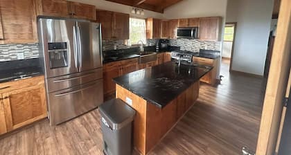 Beautiful 3-bedroom house in soothing Naalehu for your getaway