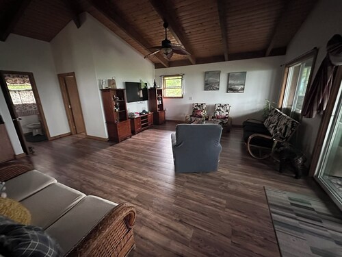 Beautiful 3-bedroom house in soothing Naalehu for your getaway