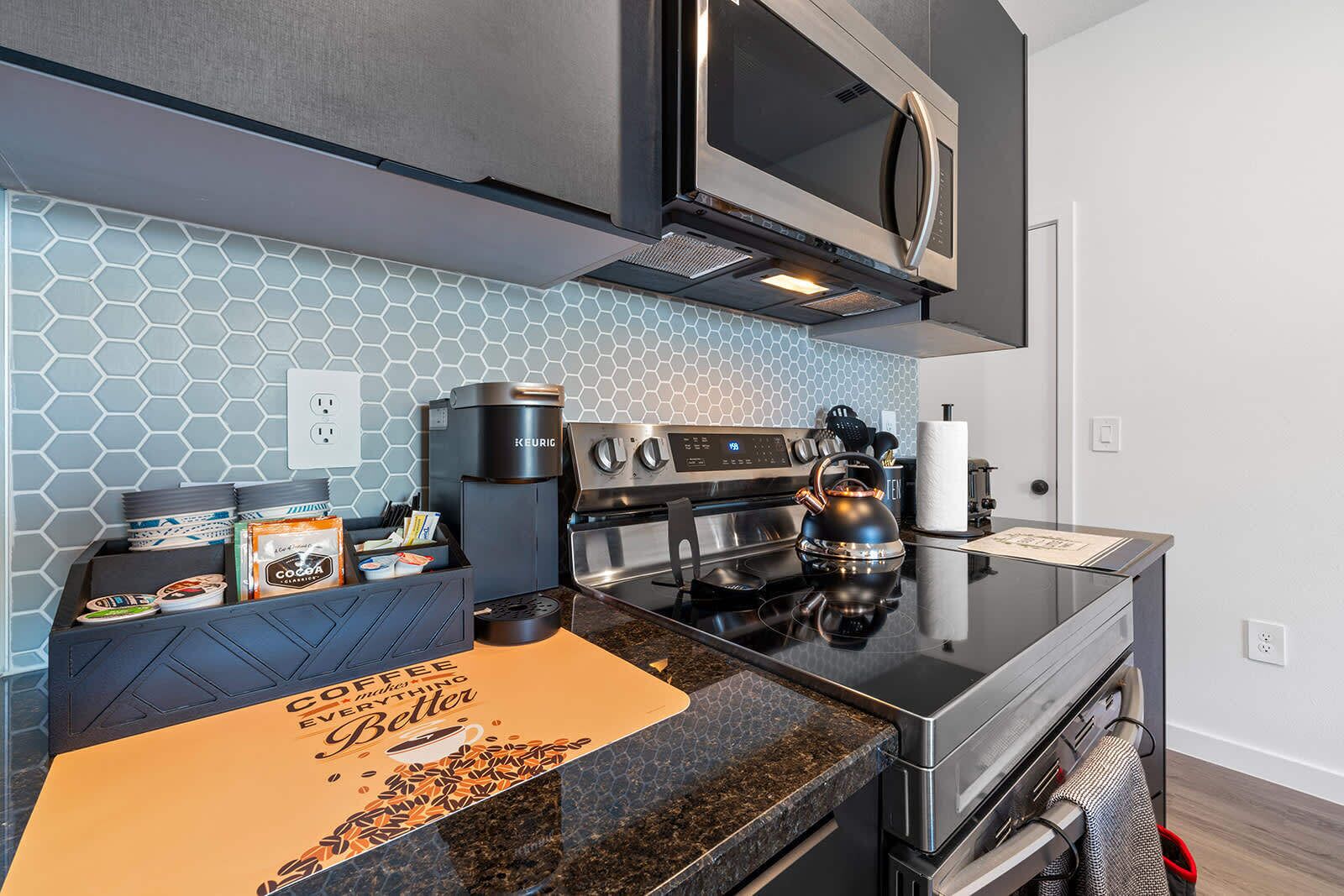 Frigorífico, microondas, horno y placa de cocina