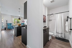 Shower, hair dryer, towels, shampoo - Family 3BR townhouse w/ pool & workspace (Kissimmee)