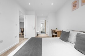 2 室のベッドルーム、デスク、アイロン / アイロン台、WiFi