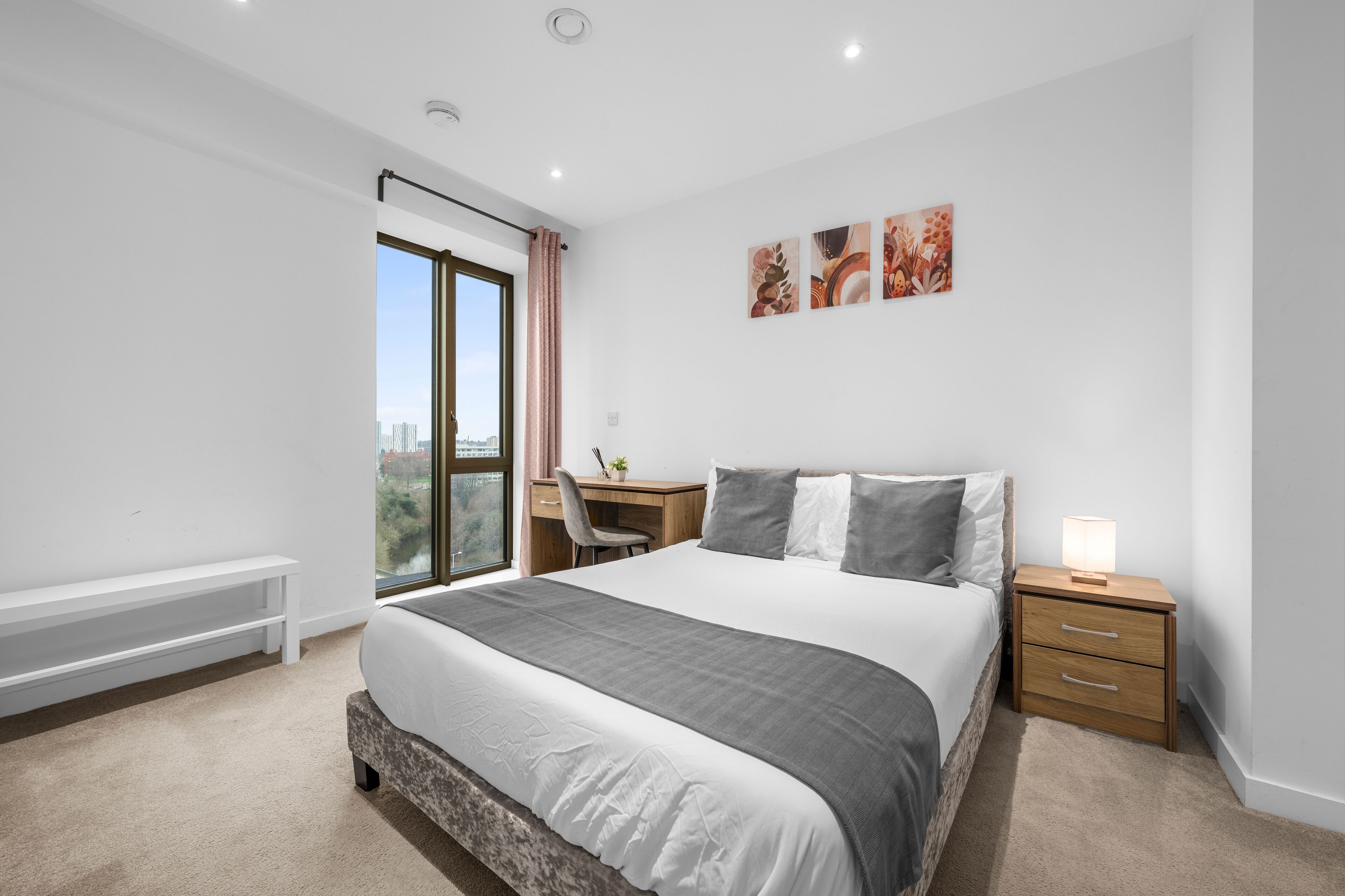 2 soverom, skrivebord, strykejern/-brett og wi-fi