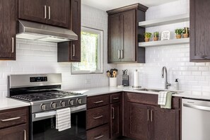 Microwave, oven, stovetop, dishwasher - Aunt Polly's House (Temple)