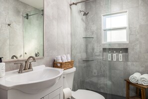 Shower, hair dryer, towels, soap - Aunt Polly's House (Temple)
