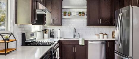 Microondas, horno, placa de cocina, lavavajillas