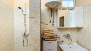 Shower, hair dryer, towels
