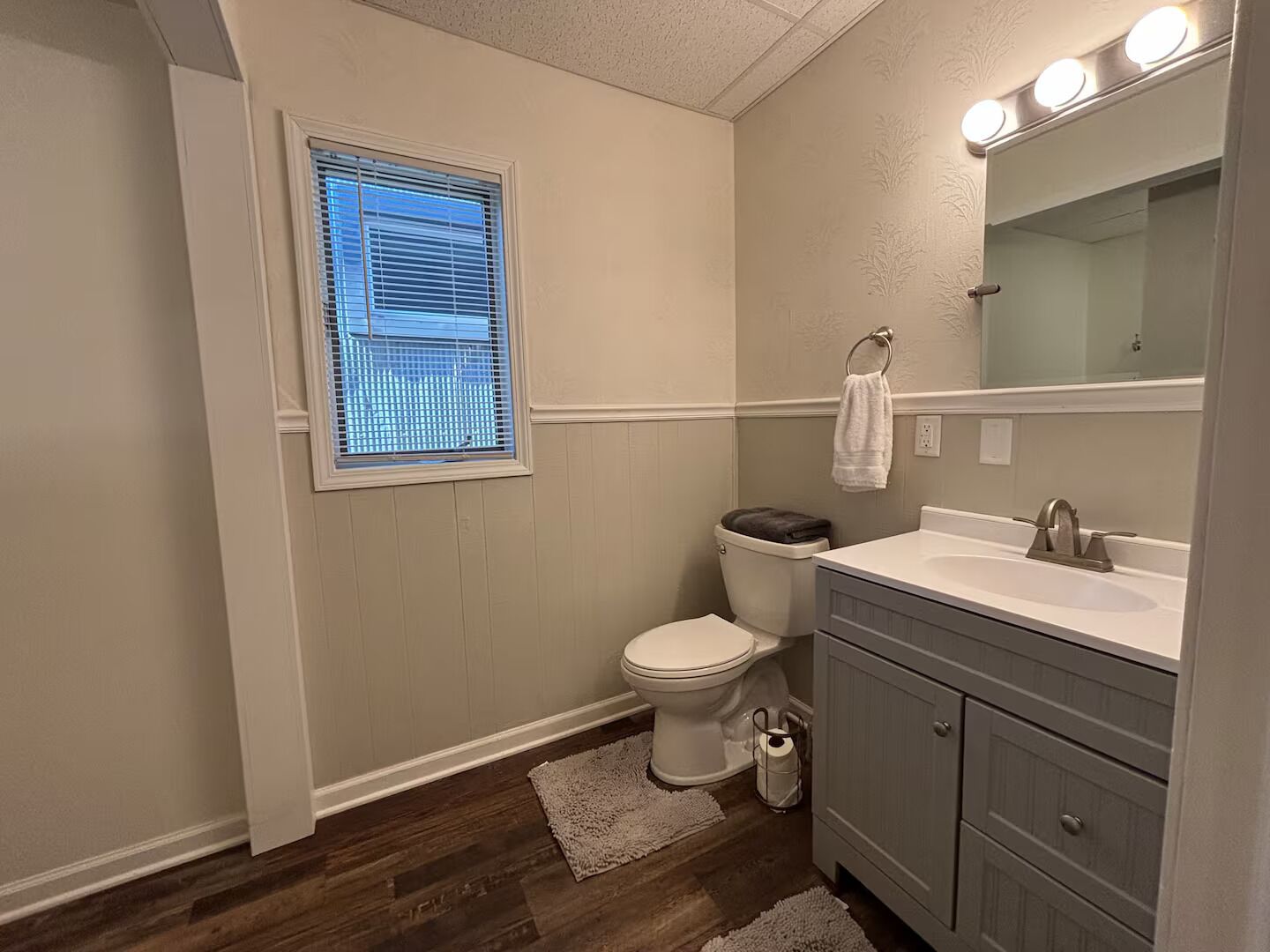 Douche, sèche-cheveux, serviettes fournies, savon