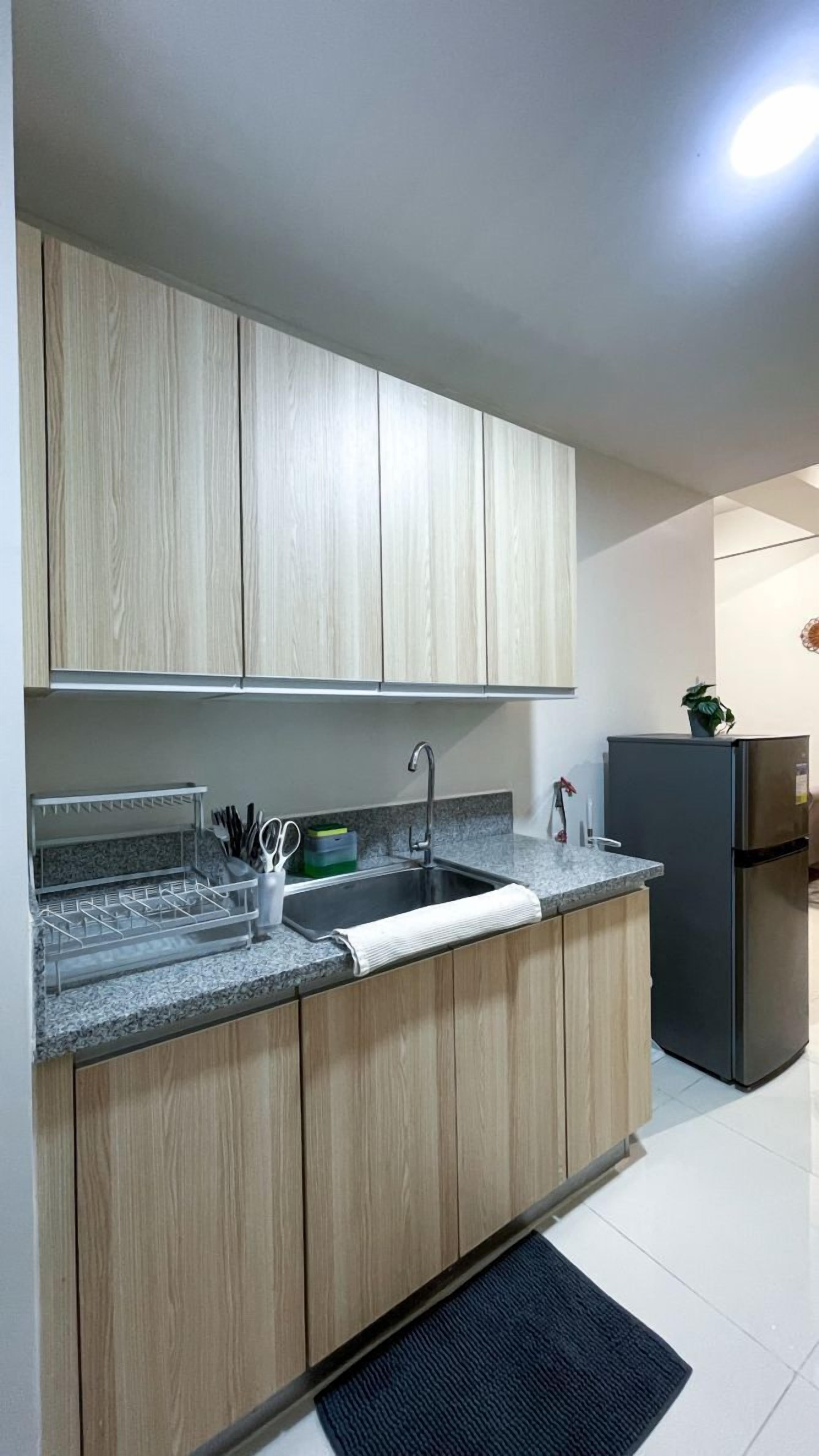 Fridge, microwave, stovetop, cookware/dishes/utensils