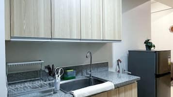 Fridge, microwave, stovetop, cookware/dishes/utensils