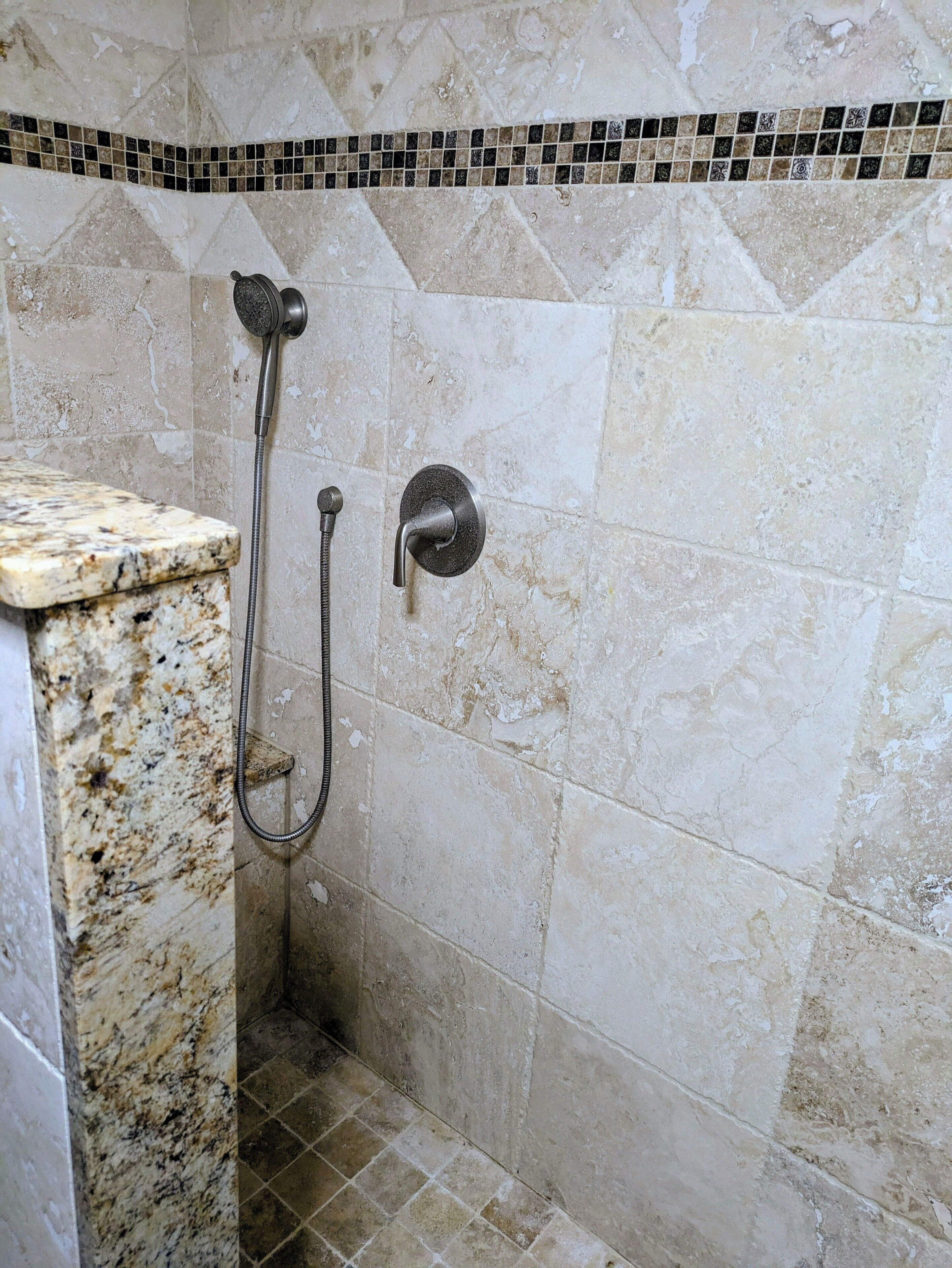 Regadera, toallas, jabón, papel de baño 