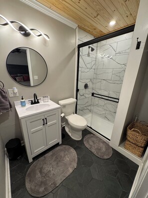 Toallas, jabón, papel de baño