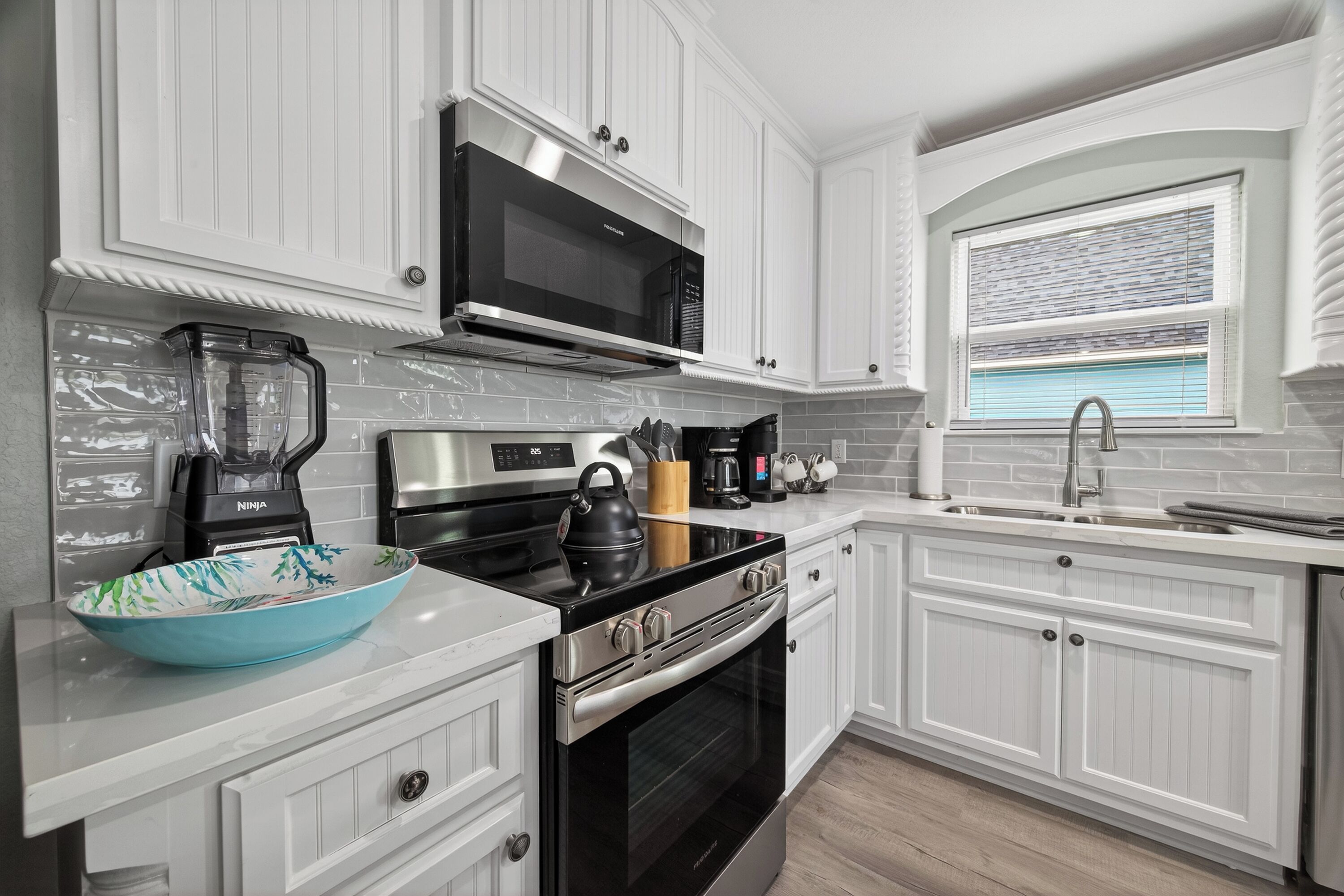 Mikrowelle, Ofen, Herdplatte, Geschirrspüler