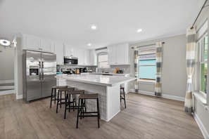 Microwave, oven, stovetop, dishwasher - Pirate's Bay. New build! Pets! Hot Tub! Affordable! Views of Ocean AND Bay! (Surfside Beach)