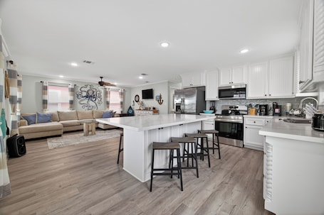 Microwave, oven, stovetop, dishwasher. Pirate's Bay. New build! Pets! Hot Tub! Affordable! Views of Ocean AND Bay!