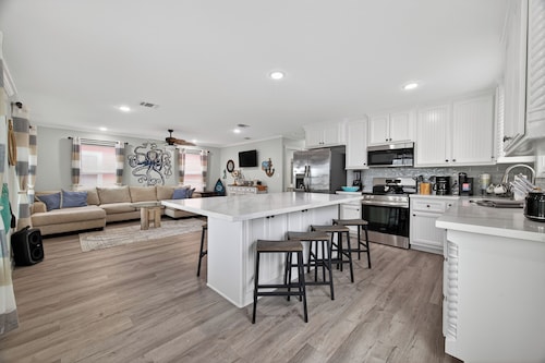 Pirate's Bay. New build! Pets! Hot Tub! Affordable! Views of Ocean AND Bay