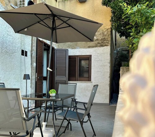 Detached house of 75sqm with terrace, in the historic center