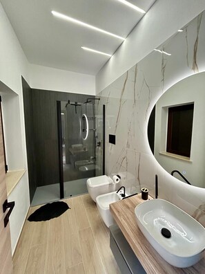 Shower, hair dryer, bidet, towels - Detached house of 75sqm with terrace, in the historic center (Agrigento)