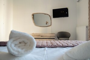 Insonorización, tabla de planchar con plancha, internet y ropa de cama