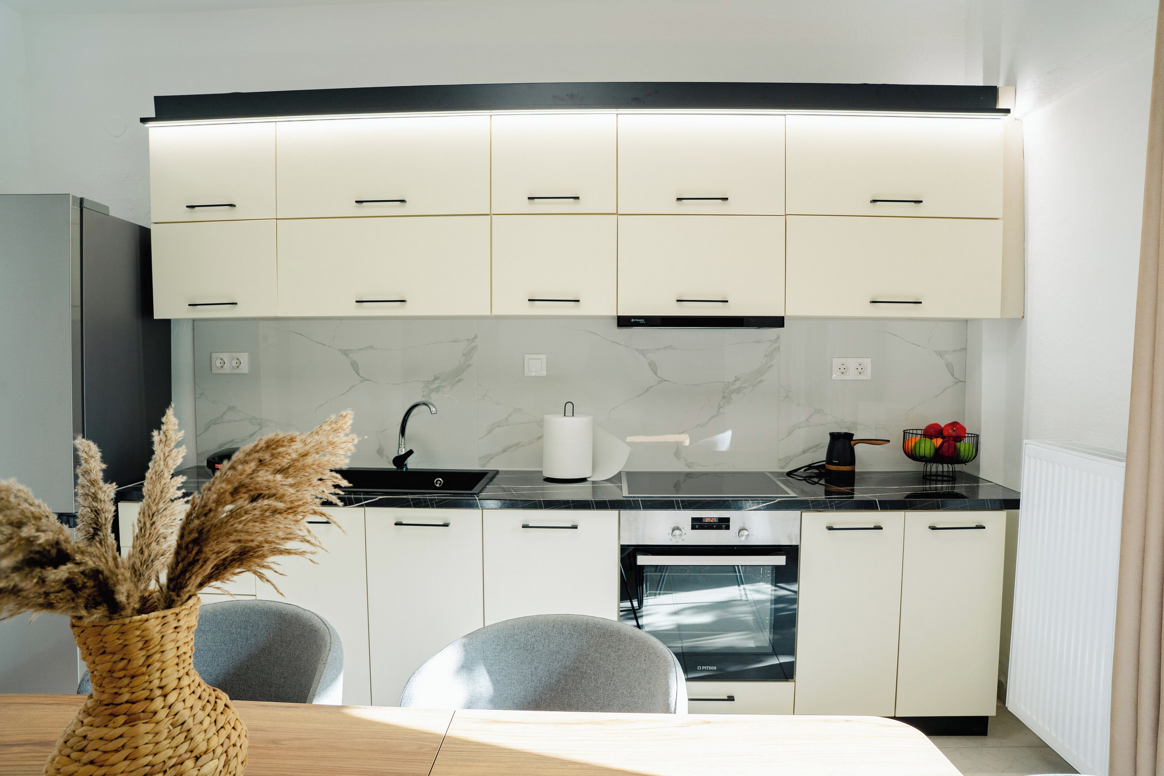 Fridge, oven, stovetop, electric kettle