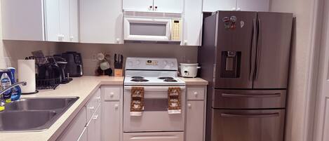 冷蔵庫、電子レンジ、オーブン、コンロ