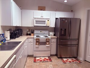 Jääkaappi, mikroaaltouuni, uuni, liesi