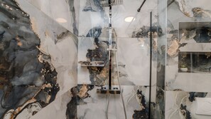 Regadera, secadora de cabello, toallas 