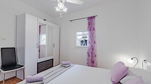 Iron/ironing board, free WiFi, bed sheets