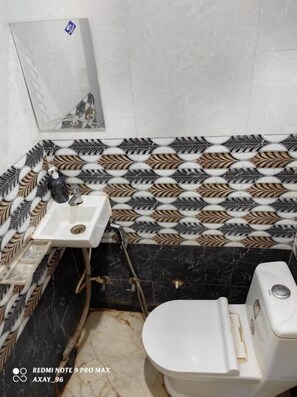 Free toiletries, slippers, towels, soap - Hotel Shri Mohan (Mainpuri)