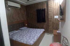 Iron/ironing board, free WiFi - Hotel Shri Mohan (Mainpuri)