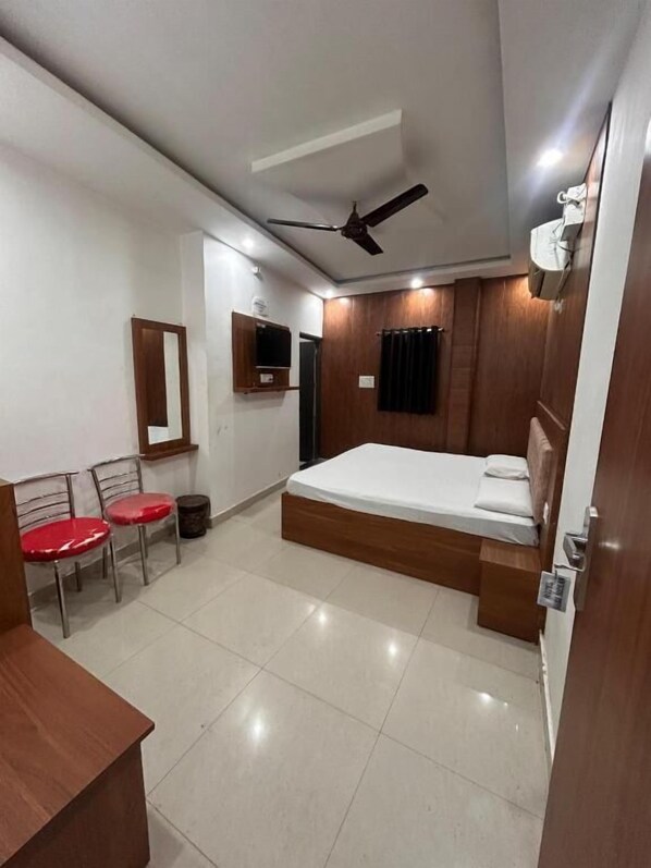 Iron/ironing board, free WiFi - Hotel Shri Mohan (Mainpuri)