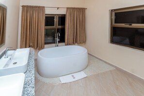 Luxury Cabin, Balcony, Mountain View | Bathroom