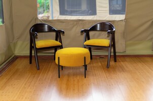 Escritorio y espacio para trabajar con laptop 