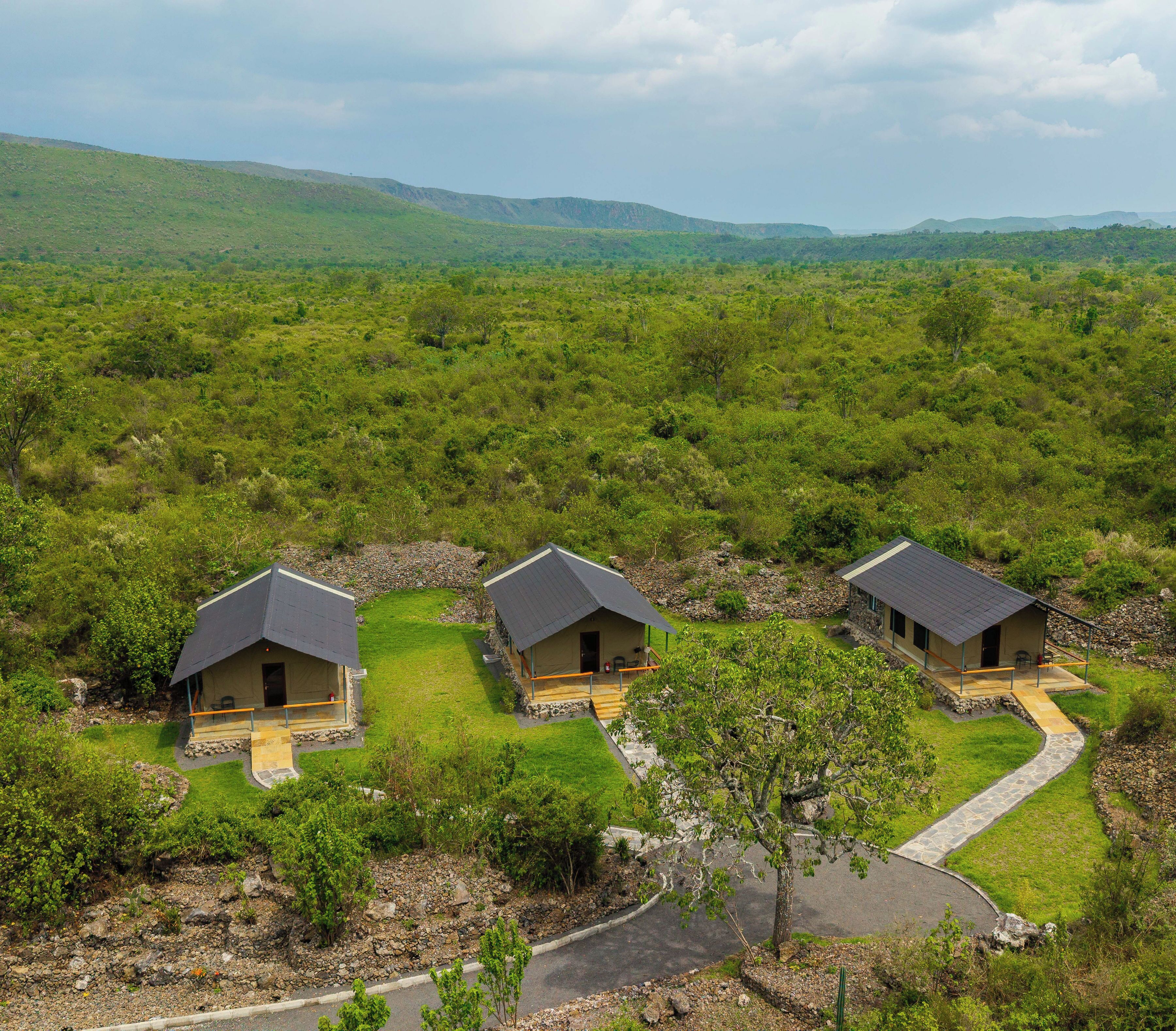 Escritorio y espacio para trabajar con laptop 