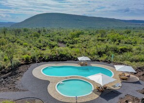 Outdoor pool, pool umbrellas, sun loungers - Sleeping Warrior Camp Elementaita (Gilgil)