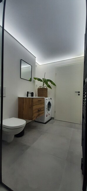 Shower, hair dryer, towels, soap - PRIMSLODGE - Relax and feel good in the heart of the Saarland! New and stylish (Nalbach)