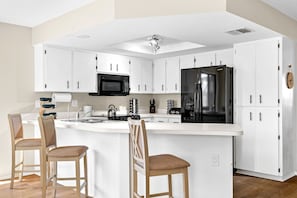 Geladeira, micro-ondas, fogão, cooktop