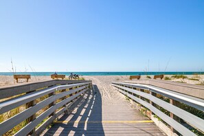 Sun-loungers, beach towels - Venice Island Escape Steps to Beach Workspace (Venice)