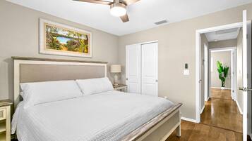 2 chambres, bureau, fer et planche à repasser, lit parapluie